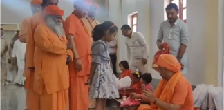 Gorakhpur: मुख्यमंत्री योगी आदित्यनाथ ने शक्ति-स्वरूपा कन्याओं के पैर धुला कर भोज कराया, पूजन किया