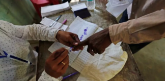 छत्तीसगढ़ चुनाव 2023: मतदान पहचान पत्र (Voter ID) के अलावा इन 12 दस्तावेजों को दिखाकर वोट डाल सकेंगे।