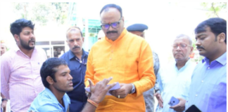 लखनऊ – उपमुख्यमंत्री ब्रजेश पाठक ने दशहरे के मौके पर आवास पर पहुंचे लोगों की समस्याओं को सुना।
