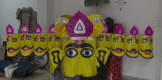 लखनऊ: ऐशबाग रामलीला ग्राउंड पर विजयदशमी के त्योहार की तैयारियाँ पूरी, बड़ा रावण पुतला बनाया गया।