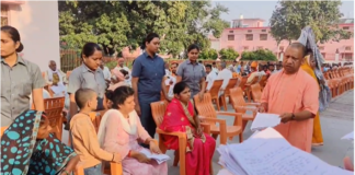 गोरखपुर: मुख्यमंत्री योगी ने सार्वजनिक बैठक आयोजित की, दूर से लोगों की शिकायतों को सुना