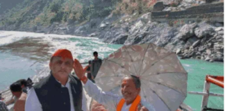 BJP के हिंदुत्व पावर गेम पर अखिलेश:उत्तराखंड में गंगा आरती की, राजनीतिक फैसले के लिए तलाशे शुभ मुहूर्त हैं।