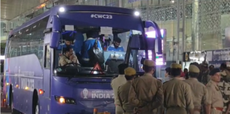 लखनऊ: भारतीय क्रिकेट टीम  लखनऊ आयी, जहां उनका स्वागत भारी जनसंख्या के समर्थकों द्वारा किया गया।