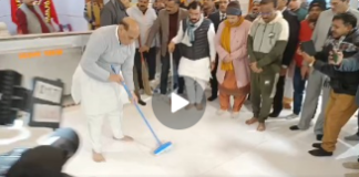 लखनऊ : केंद्रीय रक्षा मंत्री राजनाथ सिंह हनुमान सेतु पहुंचे, वहां हनुमान मंदिर में स्वच्छता अभियान में हिस्सा लिया।