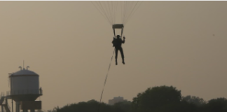 लखनऊ में 30 हजार फीट की ऊंचाई से पैरामिलिट्री फोर्स के कमांडो ने छलांग लगाकर किया हैरान