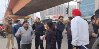 “लखनऊ: मंडलायुक्त ने चौराहों के बढ़ोत्तरी के कार्यों का आज निरीक्षण किया।
