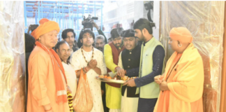 गोरखपुर: बागेश्वरधाम के प्रसिद्ध कथा वाचक पंडित धीरेन्द्र शास्त्री ने गोरखनाथ मंदिर पहुंचकर महायोगी गुरु गोरखनाथ जी का दर्शन किया
