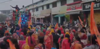 सन्यासी बद्री प्रसाद ने बताया कि वह मध्य प्रदेश के दमोह जिले से अपने बालों से रथ को खींचते हुए अयोध्या के लिए जा रहें है।