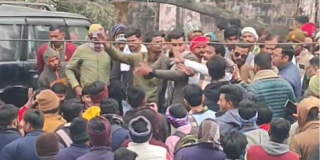 जालौन:अखिल भारतीय विद्यार्थी परिषद के कार्यकर्ताओं ने मथुरा प्रसाद महाविद्यालय में फैली अव्यवस्था को लेकर सड़क जाम, नारेवाजी का प्रदर्शन किया