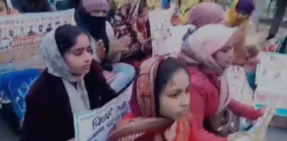 “लखनऊ: 69 हजार शिक्षक भर्ती के अभ्यर्थियों का प्रदर्शन, पुलिस ने रोका।
