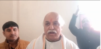 औरैया में, राष्ट्रीय बजरंगदल के संस्थापक अध्यक्ष डॉ. प्रवीण तोगड़िया ने कहा कि हिंदुओं के लिए वैश्विक सम्मान बढ़ा है, जिसका केंद्र राम मंदिर है।