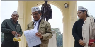 लखनऊ: आजाद सेना के राष्ट्रीय अध्यक्ष हजरतगंज जीपीओ पहुंचे गांधी प्रतिमा तथा भू-विमोचन के समर्थन में