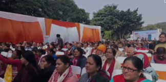 लखनऊ: विकसित भारत संकल्प यात्रा लखनऊ पहुंचीऔर प्रधानमंत्री नरेंद्र मोदी से वीडियो कॉन्फ्रेंसिंग के जरिए कार्यकर्ताओं का संवाद हुआ।