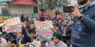 Lucknow: CM आवास के बाहर शिक्षक अभ्यर्थियों का जबरदस्त प्रदर्शन