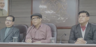यूपी के कार्यवाहक डीजीपी विजय कुमार की प्रेस कॉन्फ्रेंस में एडीजी नवीन अरोरा सहित अधिकारीगण सुरक्षा की नई रणनीतियाँ बना रहे हैं