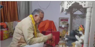 Uttar Pradesh : यूपी के वित्त मंत्री सुरेश खन्ना ने बजट से पहले मंदिर में भगवान के समक्ष पूजा अर्चना की।