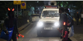 नई दिल्ली:   रात में 12 बजे मिठाई का डिब्बा लेकर पहुंचा युवक, पुलिस ने खोलकर देखा तो खिसक गई जमीन
