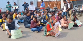 लखनऊ: 69,000 शिक्षक भर्ती अभ्यार्थियों का प्रदर्शन, बेसिक शिक्षा मंत्री के आवास के बाहर धरने पर बैठे अभ्यार्थी