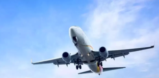US Flight: हवा में था विमान, अचानक विंडशील्ड से निकलने लगी चिंगारी; पायलट की सूझबूझ से  बची 74 यात्रियों की जान