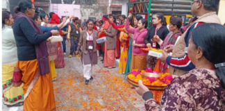 UP Board Exam 2024: विद्यार्थियों पर फूल बरसाए, चाकलेट खिलाई