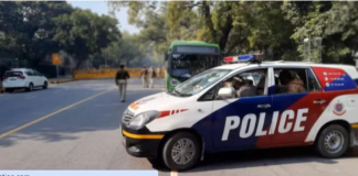 दिल्ली के मधु विहार इलाके में शुक्रवार देर रात एक ऐसी घटना घटी जिसने एक बार फिर से कई सवाल खड़े कर दिए