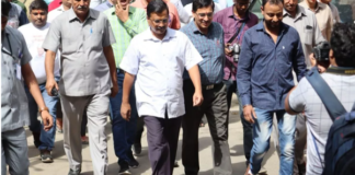 ‘शर्ट भी पैंट के बाहर रहती है… इनसे ज्यादा आम आदमी कौन’, केजरीवाल को पेशी से छूट के लिए वकील ने दी ये दलीलें दिल्ली शराब घोटाला मामले में ईडी की याचिका पर मुख्यमंत्री अरविंद केजरीवाल को कोर्ट में पेश होने के समन
