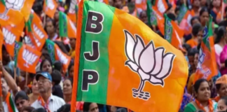 UP Politics : कुछ सांसदों के टिकट काटेगी भाजपा तो कुछ के क्षेत्रों में हो सकता फेरबदल,