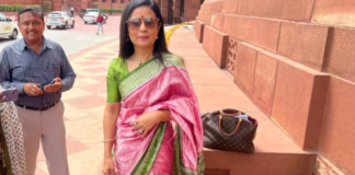 TMC नेता महुआ मोइत्रा के ठिकानों पर CBI की छापामारी, कैश फॉर क्वेरी मामले में मुश्किलें बढ़ीं