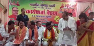 मऊ में डिप्टी सीएम बृजेश पाठक ने लोक सेवा घोसी सीट पर वोट मांगा।