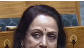 होम | वीडियो  Lok Sabha Election: Hema Malini ने तीसरी बार Mathura से भरा नामांकन, जनता से की वोट अपील