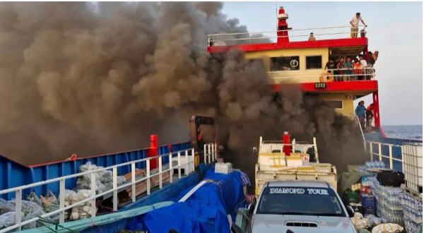 थाईलैंड की खाड़ी में बाल-बाल बचे 108 लोग, नाव में अचानक आग लगने पर समुद्र में कूदने लगे यात्री