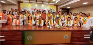 यूपी के पूर्व डीजीपी विजय कुमार अपनी पत्नी के साथ भाजपा में शामि‍ल, उपमुख्यमंत्री ब्रजेश पाठक ने द‍िलाई सदस्‍यता