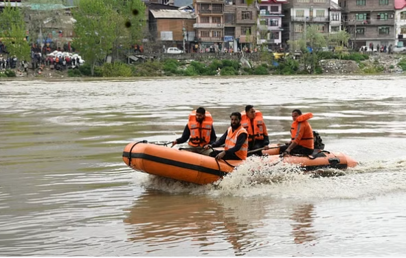श्रीनगर में बड़ा हादसा: झेलम नदी में नाव डूबी… छह की मौत, छह को बचाया, तीन अब भी लापता