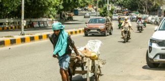 केंद्र ने हीटवेव के बीच श्रमिकों की सुरक्षा के लिए एडवाइजरी जारी की; कूलिंग, पानी और लचीले कार्य घंटों को अनिवार्य किया
