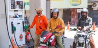 पेट्रोल-डीजल की कीमतों में 3 रुपए बढ़ोतरी मामूली, तेल कंपनियां प्रतिदिन 1,000 करोड़ रुपए का नुकसान झेल रहीं: शीर्ष अधिकारी