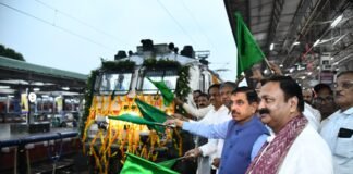 बेंगलुरु-मुंबई एक्सप्रेस का पहला सफर शुरू, कर्नाटक-महाराष्ट्र के बीच संपर्क मजबूत होगा