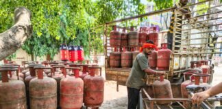 पिछले चार दिनों में 1.72 करोड़ से ज्यादा घरेलू एलपीजी सिलेंडरों की डिलीवरी हुई, देश में पेट्रोल-डीजल का पर्याप्त स्टॉक: केंद्र