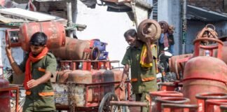 58,500 से ज्यादा पीएनजी उपभोक्ताओं ने  एलपीजी कनेक्शन सरेंडर किए, पेट्रोल-डीजल का पर्याप्त स्टॉक मौजूद: केंद्र
