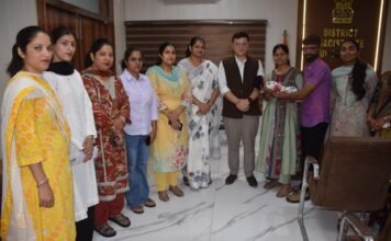उधमपुर: कानूनी औपचारिकताओं के बाद डीएम ने एक बच्चे को दत्तक माता-पिता को सौंपा 1783022602 202607023849823