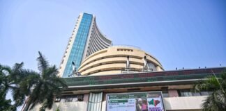 अमेरिका के ईरान पर हमले के बाद लाल निशान के साथ खुला शेयर बाजार; सेंसेक्स 78,000 के नीचे फिसला