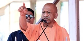 सीएम योगी ने बुलाया तो दौड़कर मंच पर पहुंचीं महिलाएं, भेंट किया हाथ से बनाया गया चित्र