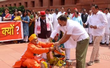 पप्पू यादव के 'भगवा कपड़ों' पर बवाल, भाजपा ने 'सनातन के अपमान' से जोड़ा 1785499124 20263107283