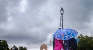 दिल्ली में आज छाए रहेंगे बादल, हल्की बारिश के आसार, जानिए मौसम का ताजा हाल