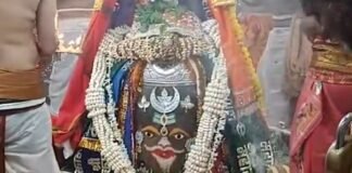 बाबा महाकाल का भांग, चंदन और आभूषणों से दिव्य शृंगार, भस्म आरती में बड़ी संख्या में शामिल हुए श्रद्धालु