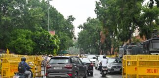 पीएम आवास की ओर प्रस्तावित मार्च पर रोक की मांग, सैकड़ों वकीलों ने दिल्ली पुलिस कमिश्नर को सौंपा ज्ञापन