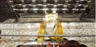 दिल्ली के कालकाजी मंदिर में आशीर्वाद लेने पहुंचे हिमांश कोहली और सोनल्ली सेगल