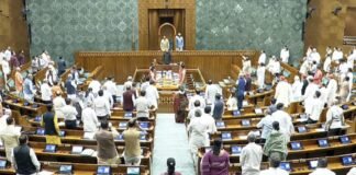 लगातार हंगामे के कारण लोकसभा की कार्यवाही बुधवार सुबह 11 बजे तक स्थगित