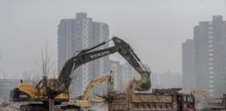 रियल एस्टेट मार्केट में भारी गिरावट के बीच मुश्किल में फंसे चीनी नागरिक : रिपोर्ट