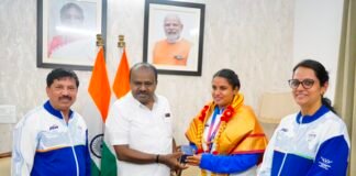 केंद्रीय मंत्री एचडी कुमारस्वामी ने सीडब्ल्यूजी 2026 में ब्रॉन्ज जीतने वालीं शिल्पा शायला को किया सम्मानित