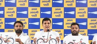 दिल्ली में छात्राओं को बांटी गई साइकिलों पर सियासत तेज, 'आप' ने 90 करोड़ रुपए के घोटाले का लगाया आरोप